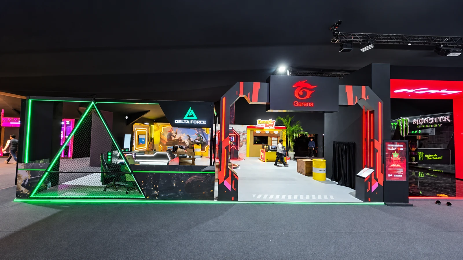 Façade du stand Garena conçu par GamiusGroup, avec l’espace Delta Force