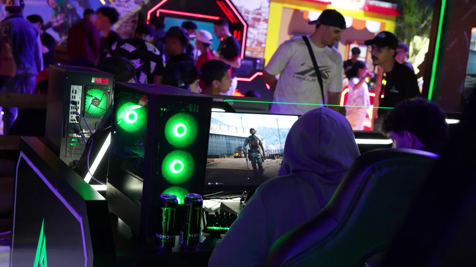 Visiteurs jouant sur PC dans le stand Garena, capture vidéo originale