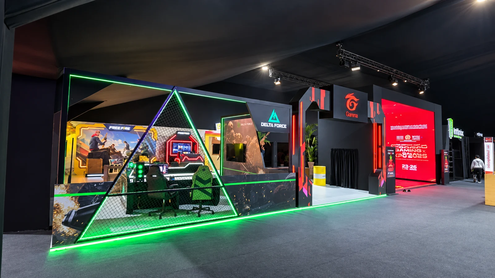 Vue en perspective du stand Garena et de sa structure lumineuse verte